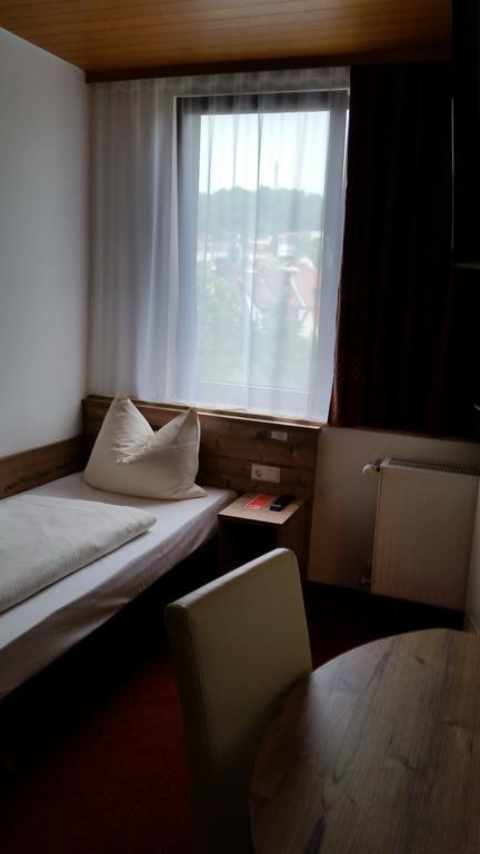 Hotel Alte Krone توبنجن الغرفة الصورة